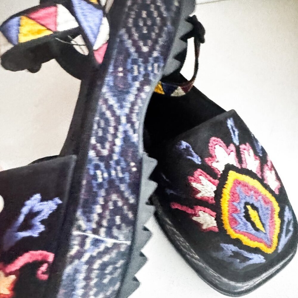 Farm Rio Embroidered Floral Platform Sandals 11 - Picture 10 of 10